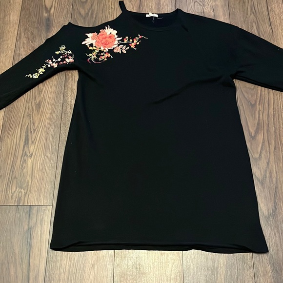 plus size sweatshirt dress with single cold shoulder and floral embroidery XL - Picture 2 of 7